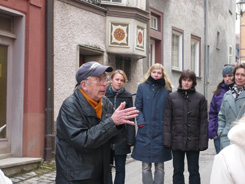 Vor der Synagoge